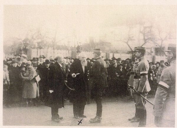 Acceuil des troupes francaises a HAguenau - 1918